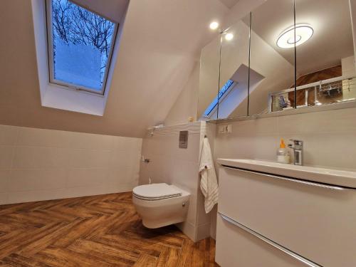 Koupelna v ubytování Dom w Miłkowie k Karpacza z widokiem na Karkonosze