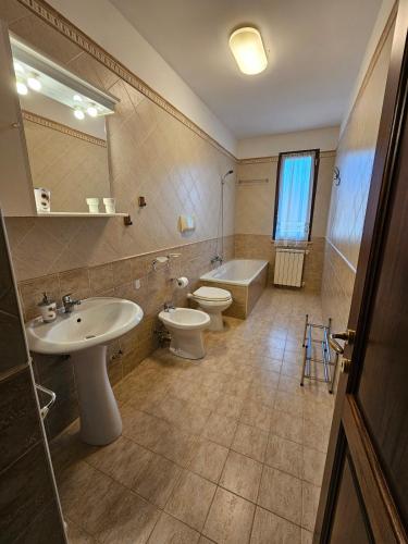 a bathroom with a sink and a toilet and a tub at Villa Marta in Città della Pieve