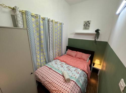 Postel nebo postele na pokoji v ubytování Double Bed Partition Room Near Mashreq Metro