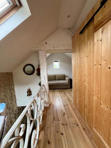 - un salon avec des murs en bois et un escalier dans l'établissement MAISON ATYPIQUE AVEC JARDIN AU PIED DU CLOS LUCE, à Amboise