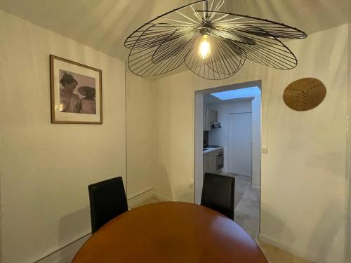 une salle à manger avec une table et un éclairage dans l'établissement Le Havre de Charme, à Boulogne-sur-Mer
