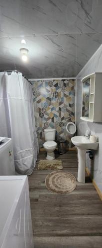 a bathroom with two toilets and a sink at Espectacular cabaña con vista al mar in Chonchi