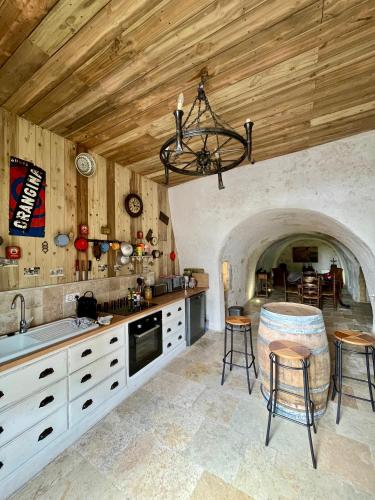 MAISON ATYPIQUE AVEC JARDIN AU PIED DU CLOS LUCE