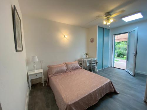 une chambre avec un lit et une table dedans dans l'établissement Résidence LO MONACO Haut de villa, Appartements et Studios, à San-Nicolao