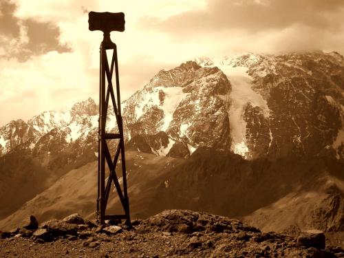 a tripod on top of a mountain with snow at Portezuelo del Viento - Hostel de Montaña in Las Cuevas