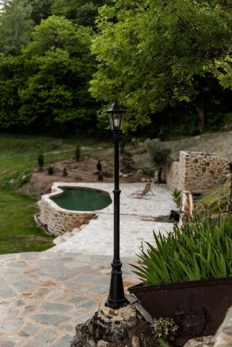 un poteau dans un jardin avec une piscine dans l'établissement Luxury mountain cottage with pool access - La Bergerie, à Corsavy