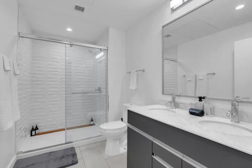 タルサにあるCharming 1BR NearBOKCntr-Gym,Lounge,Balcony,PetOKのシャワー、トイレ、洗面台を備えたバスルーム
