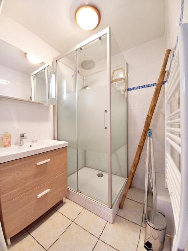 La salle de bains est pourvue d'une cabine de douche en verre. dans l'établissement Caresse d'Azur - Classé 2 étoiles, à Fréjus