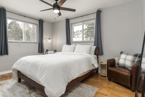 En eller flere senge i et værelse på The Charlotte Chalet