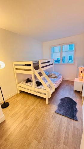 une chambre avec deux lits superposés dans une pièce dans l'établissement Le Coin Soleil - Netflix - Insead, à Fontainebleau