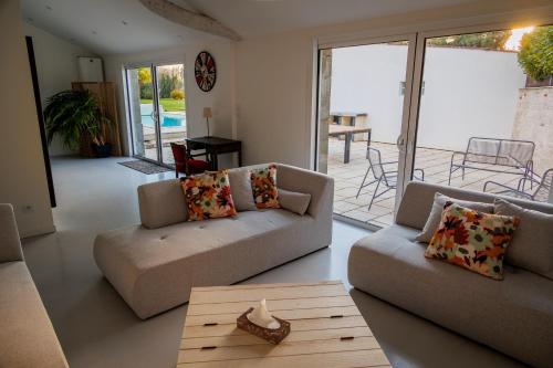 un salon avec deux canapés et une table dans l'établissement Les diamants blancs, à Cruzilles-lès-Mépillat