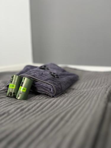 two towels sitting on top of a bed at Ferienwohnung am Pietzmoor in Schneverdingen