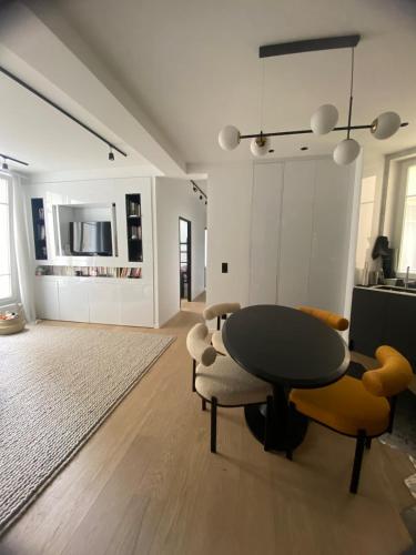 3 bedrooms luxury design by architect quiet good location 5 min walk from Paris 2 min from metro central line 1 and 7 min from wood and lake