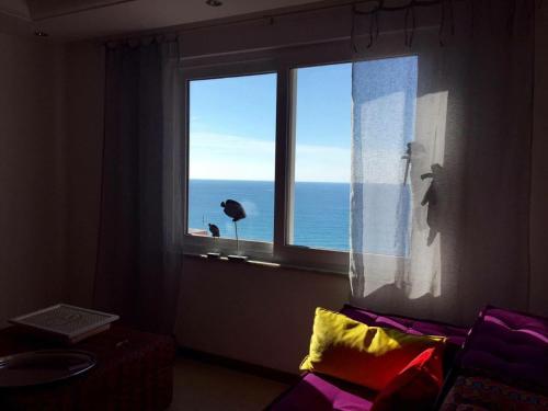 マフムトラールにあるAlden 2の海の景色を望む窓付きの客室です。