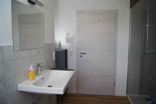 Bilik mandi di Ferienwohnung im Obstgarten