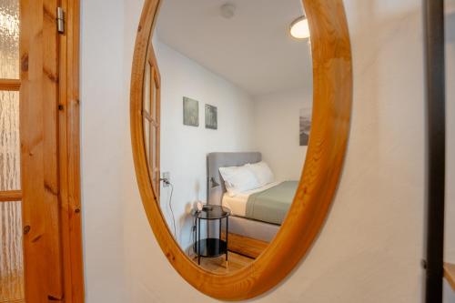 a bedroom with a bed and a mirror at SCHLOSSBERG RESIDENCES - Design-Apartments im Herzen der Pfalz in Sankt Martin