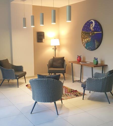 a waiting room with chairs and a table at Il Castagneto Hotel in Melfi