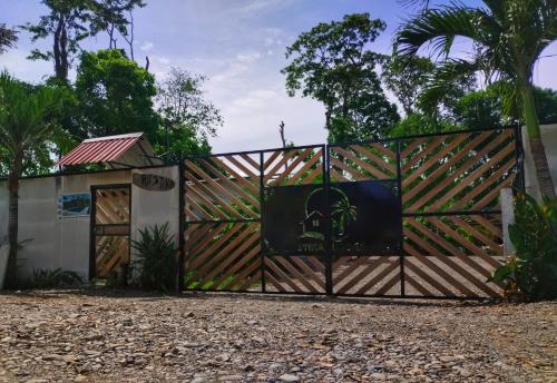 プエルト・リモンにあるCasa Javillo Rustikaの建物入居門