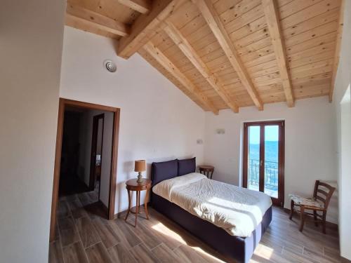 Postel nebo postele na pokoji v ubytování Hillside Haven - Sea View Retreat with Pool access