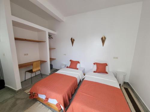 Giường trong phòng chung tại Auberge Azul Ifni
