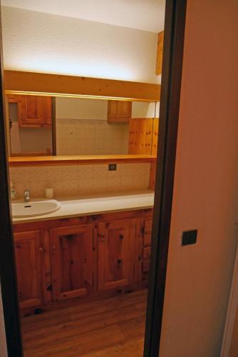 une salle de bain avec un lavabo et un miroir dans l'établissement Duplex 2 Chambres & Parking Privé - Splendide vue montagne, à Val dʼIsère