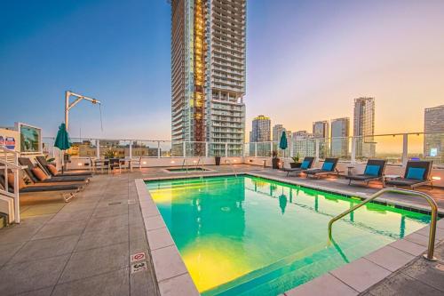 a swimming pool on the roof of a building at DTLA 2BR Rooftop Jacuzzi & Sunset Views in Los Angeles