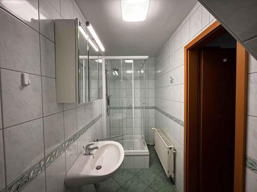 un bagno con lavandino e vasca da bagno di Apartment in Morgenitz - Insel Usedom 3207 a Morgenitz