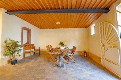a dining room with a table and chairs at SCHLOSSBERG RESIDENCES - Design-Apartments im Herzen der Pfalz in Sankt Martin