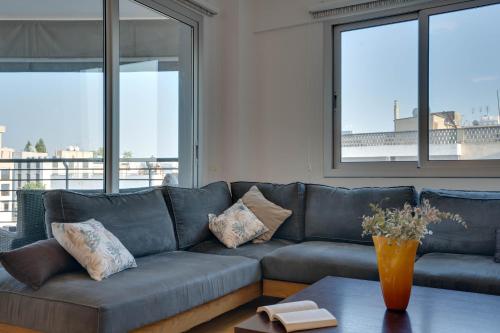 a living room with a couch and a table at Spacious Modern 3bd Apt In Prestigious Engomi in Ayios Dhometios