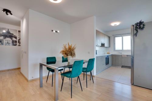 a kitchen and dining room with a table and chairs at Spacious Modern 3bd Apt In Prestigious Engomi in Ayios Dhometios