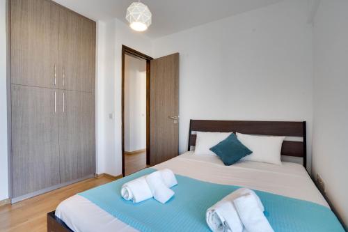 a bedroom with a large bed with two pillows at Spacious Modern 3bd Apt In Prestigious Engomi in Ayios Dhometios
