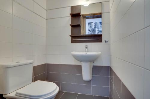 a bathroom with a toilet and a sink at Spacious Modern 3bd Apt In Prestigious Engomi in Ayios Dhometios