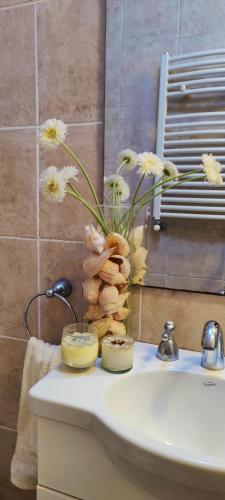 Ένα μπάνιο στο Habitación doble con baño privado en suite, hermoso jardín y parrilla