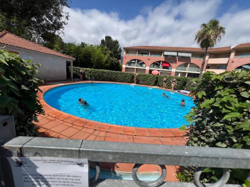 Bazén v ubytování Appart bord de mer avec piscine nebo v jeho okolí