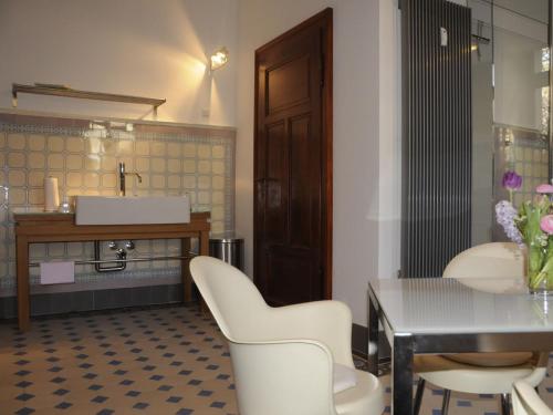 a kitchen with a table and chairs and a sink at Ferienwohnung Villa am Stadtpark in Görlitz