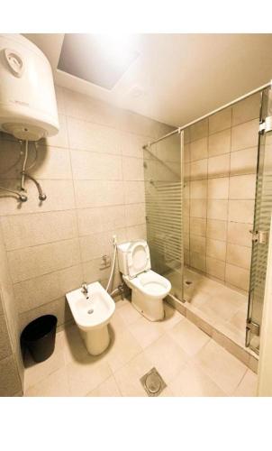 un bagno con wc, doccia e lavandino di الجوهره ad Amman