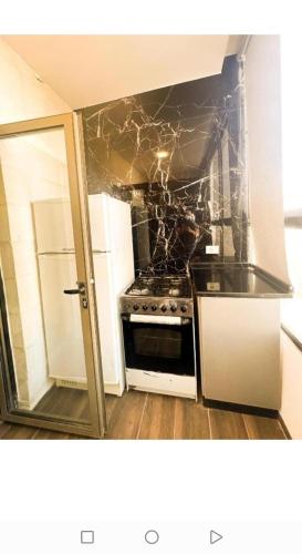 una cucina con fornelli e frigorifero bianco di الجوهره ad Amman