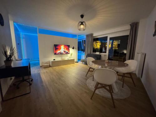 a living room with a table and white chairs at Exklusive moderne Ferienwohnung Nr 4 in Kleve - sehr zentral gelegen in Kleve