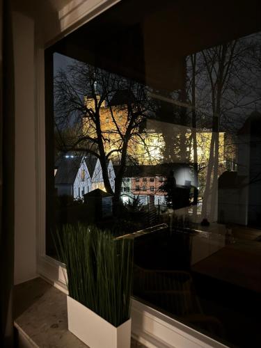 a window with a view of a house at night at Exklusive moderne Ferienwohnung Nr 4 in Kleve - sehr zentral gelegen in Kleve