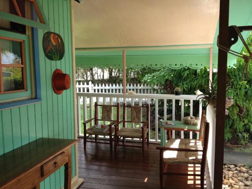 una camera con portico dotato di tavolo e sedie di Italian Guesthouse a Gros Islet