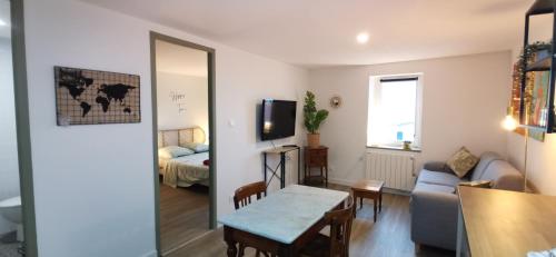 - un salon avec un canapé et une table dans l'établissement Entre Tour Luma et Arènes, à Arles