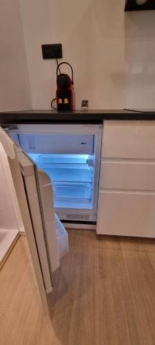 - une fenêtre dans une cuisine avec une table et des chaises dans l'établissement Appart cosy Paris Bercy, à Paris