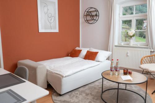a living room with a couch and a table at Apartment im Zentrum mit Stellplatz und Festungsblick in Königstein an der Elbe