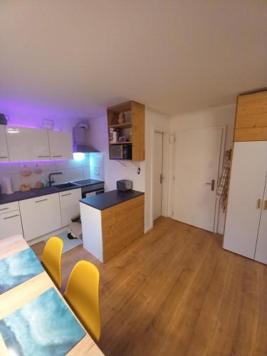 Modernes Studio bei Gemmi und Sportarena