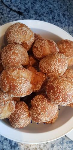 a white bowl filled with bagels on a table at Villa Shakira in Zissersdorf