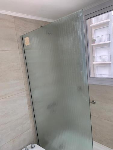 a glass shower in a bathroom with a window at DEPARTAMENTO DOS AMBIENTES APTO 4 Personas in Mar del Plata