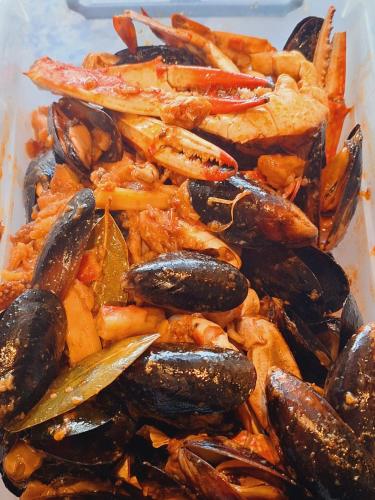 a pile of mussels and other food in a box at Villa Shakira in Zissersdorf