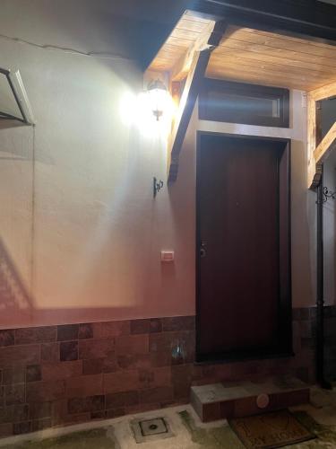a room with a black door and a wall at Nonna Concetta B&B Nocera - Vicino Tribunale di Nocera - Ristrutturato 2022 in Nocera Inferiore