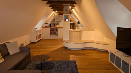 a living room with a couch and a tv at Ferienwohnung an der Hogendiekbrücke in Mittelnkirchen