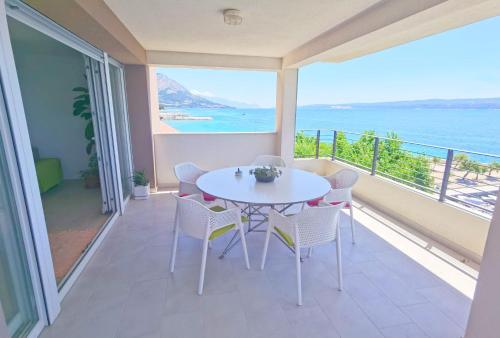 The penthouse apartment, first row by the sea, Beach house Ana